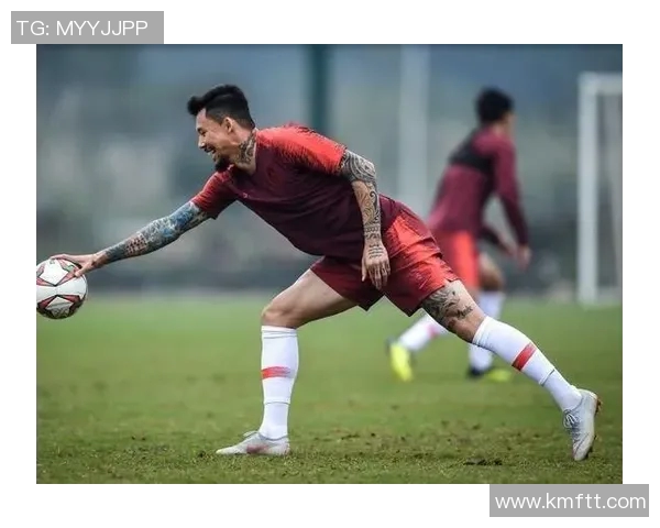 全身纹身的女足球明星展现个性与实力引领运动潮流