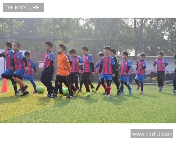 每天与不同足球明星亲密接触,感受他们的训练与生活魅力 每天与不同足球明星亲密接触,感受他们的训练与生活魅力